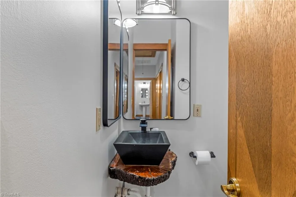 381 Hunters Point Lexington, NC 27295