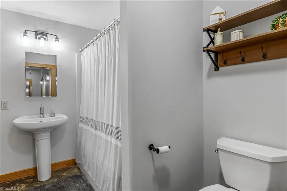 381 Hunters Point Lexington, NC 27295