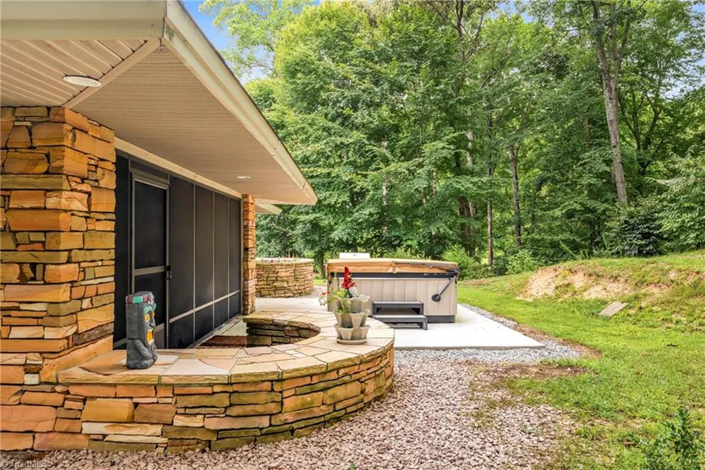 381 Hunters Point Lexington, NC 27295