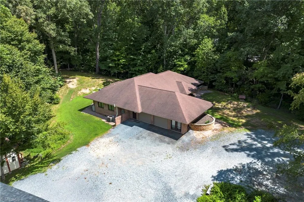 381 Hunters Point Lexington, NC 27295