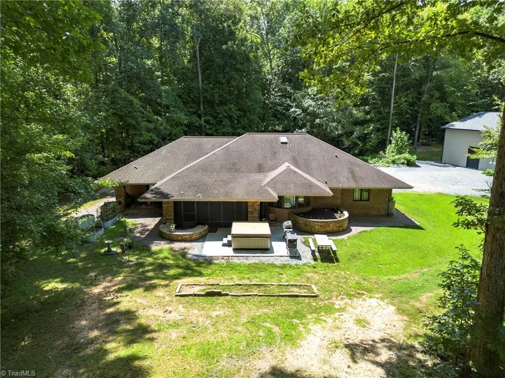 381 Hunters Point Lexington, NC 27295