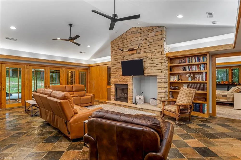 381 Hunters Point Lexington, NC 27295