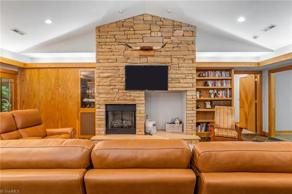381 Hunters Point Lexington, NC 27295