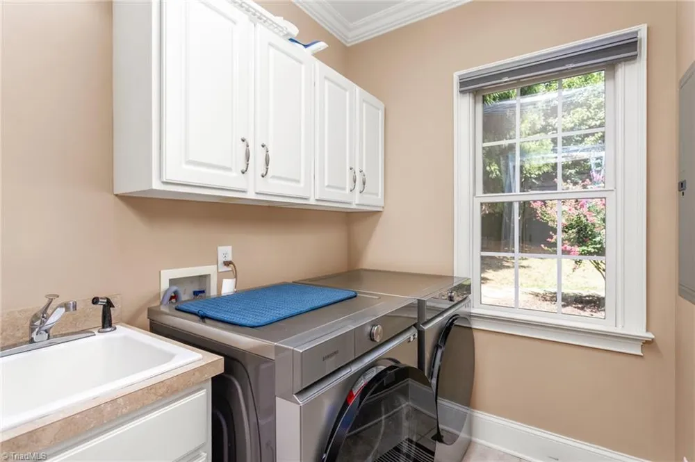 6002 Windsor Circle Elon, NC 27244