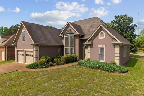 5034 Camelot Dr