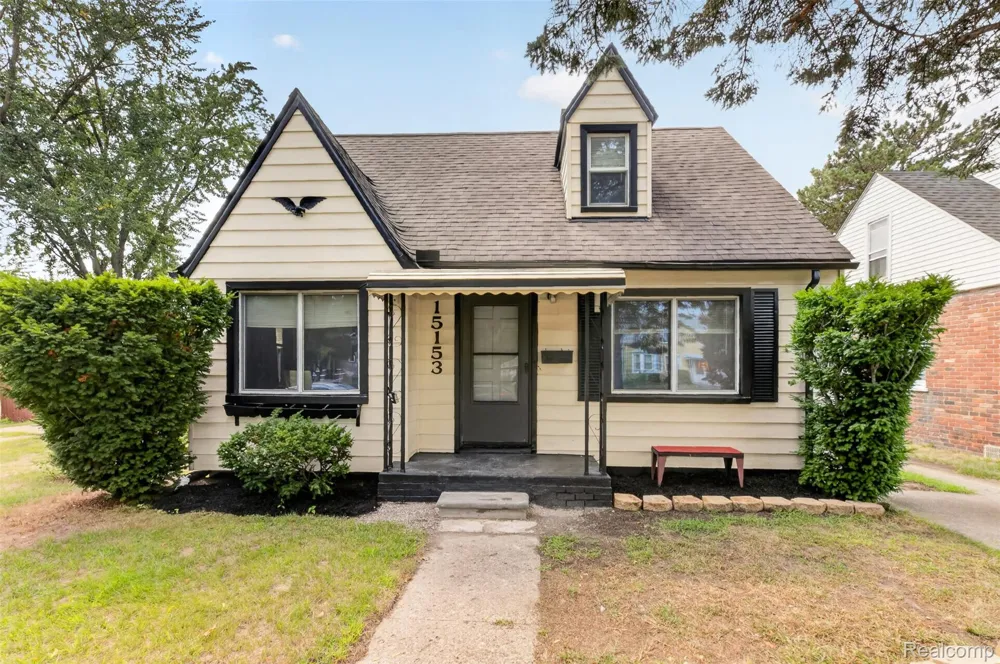 15153 Cavour Street Livonia City, MI 48154