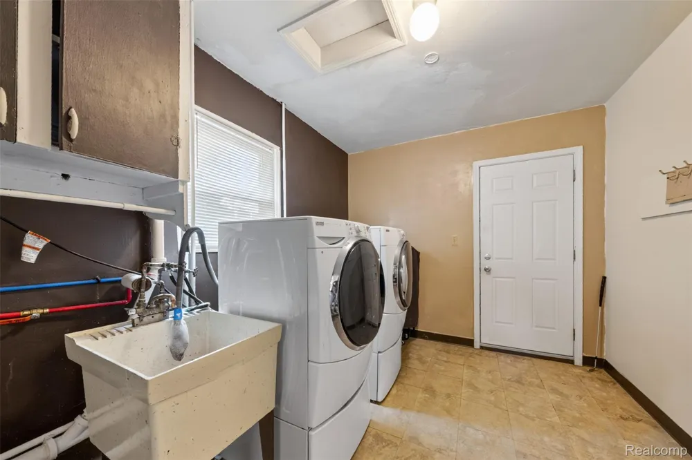 15153 Cavour Street Livonia City, MI 48154