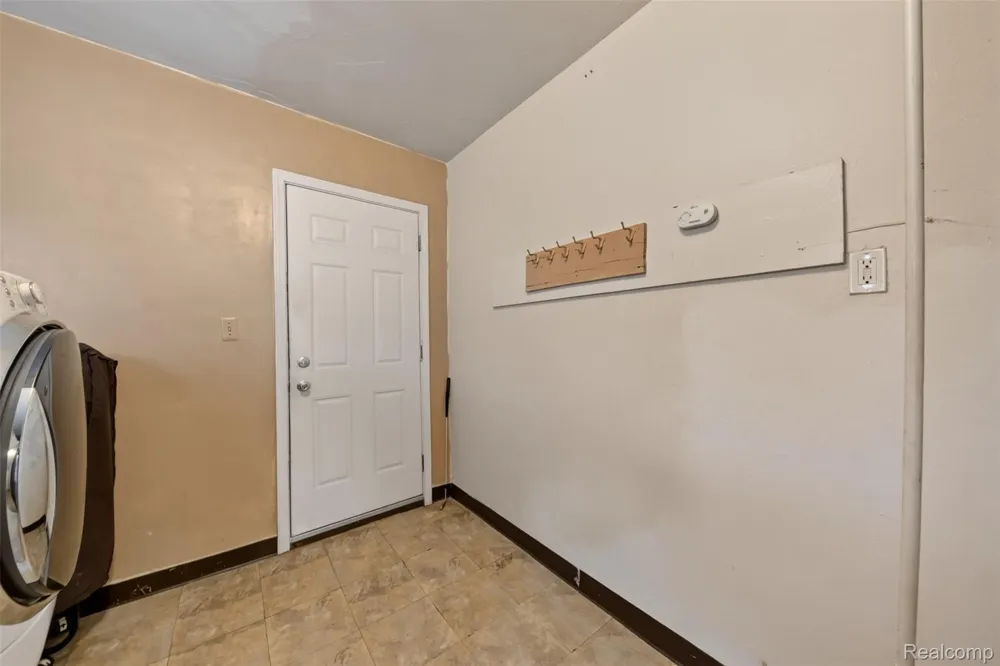 15153 Cavour Street Livonia City, MI 48154