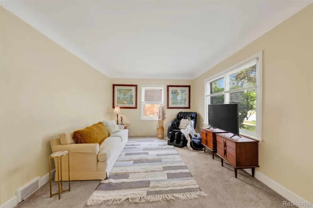 15153 Cavour Street Livonia City, MI 48154