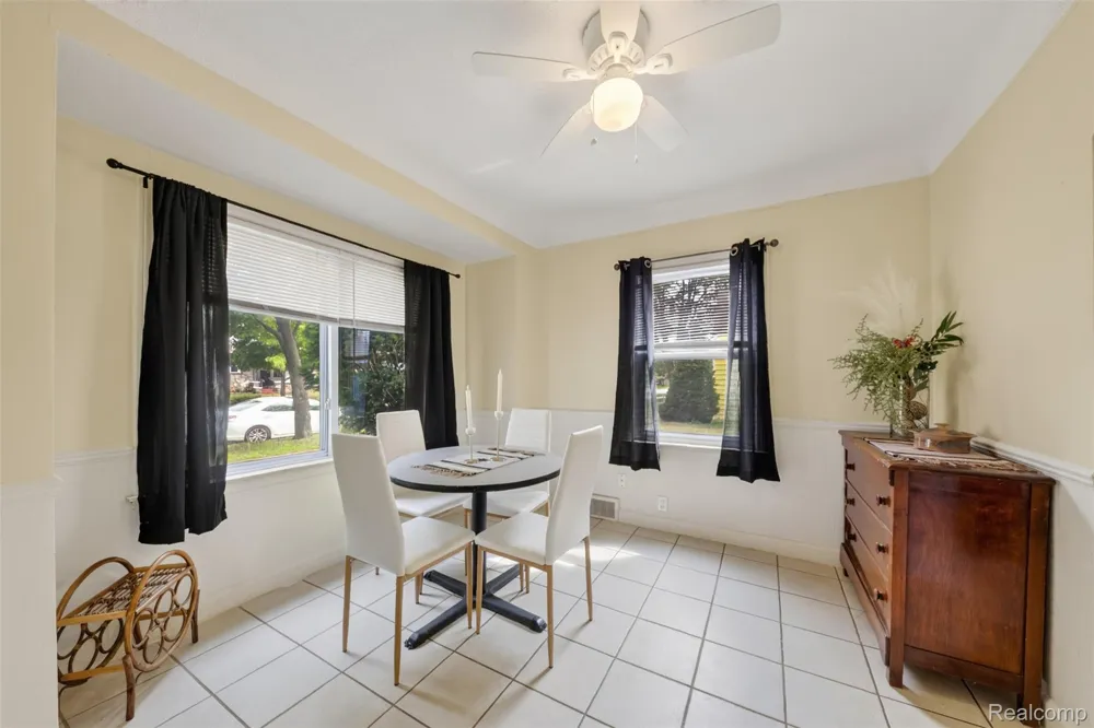 15153 Cavour Street Livonia City, MI 48154