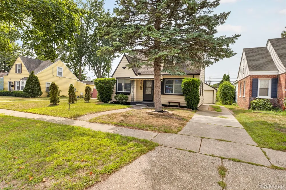 15153 Cavour Street Livonia City, MI 48154