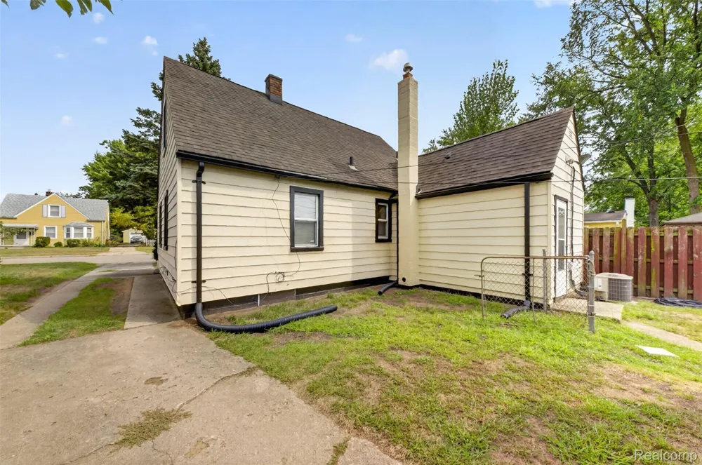 15153 Cavour Street Livonia City, MI 48154