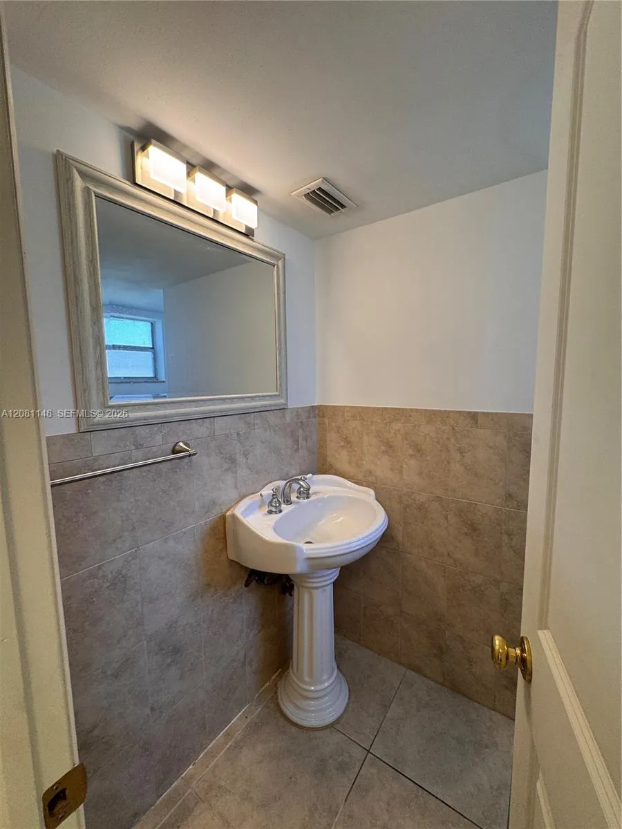 1670 NE 191st St #100-3 Miami, FL 33179