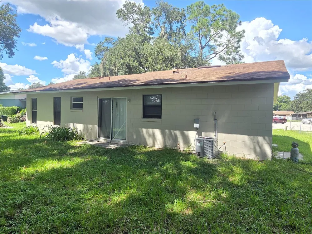 1813 BOND STREET Plant City, FL 33563
