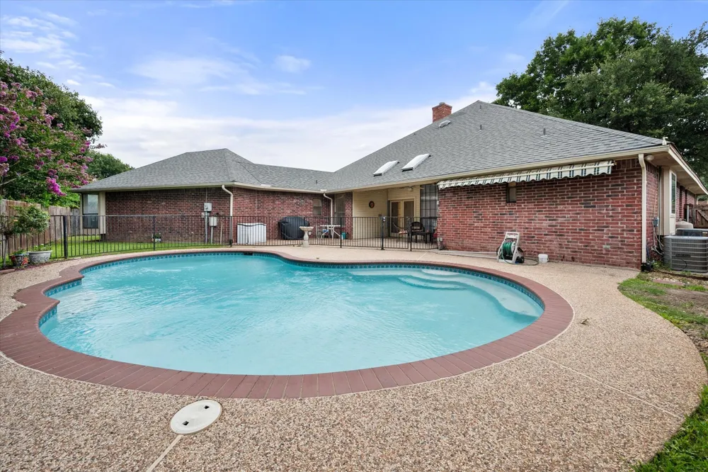 2105 Sleepy Hollow Drive Arlington, TX 76006
