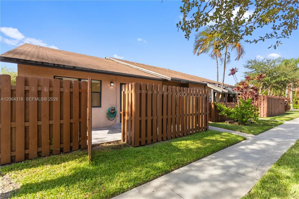 2734 Nob Hill Rd Sunrise, FL 33322