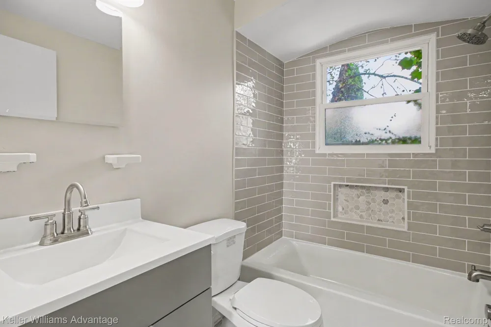 24434 W Chicago Redford Charter Township, MI 48239