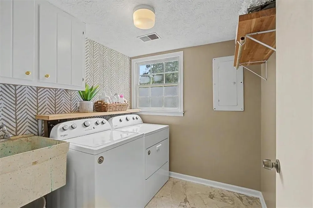 2204 Pine Point Drive Lawrenceville, GA 30043