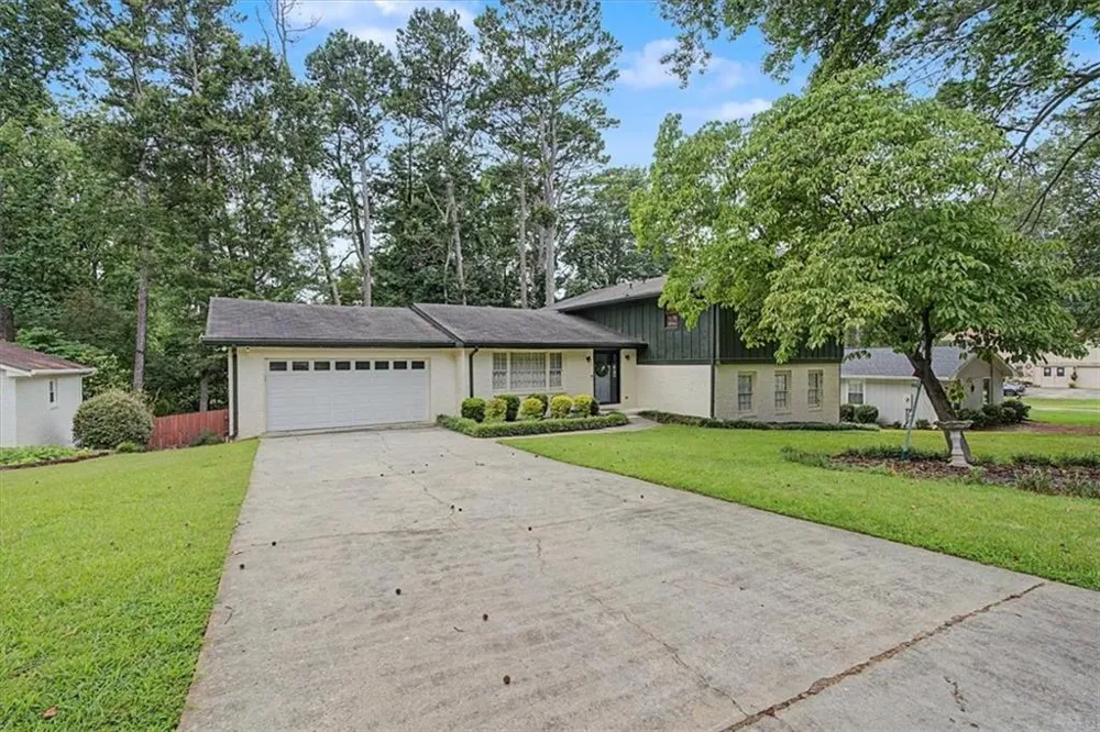 2204 Pine Point Drive Lawrenceville, GA 30043