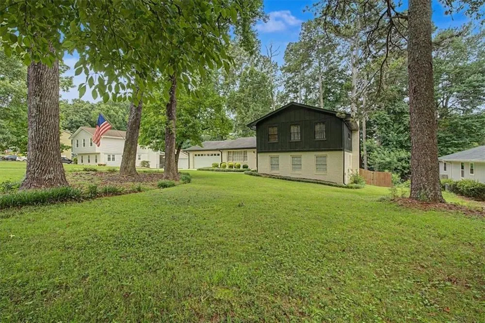 2204 Pine Point Drive Lawrenceville, GA 30043