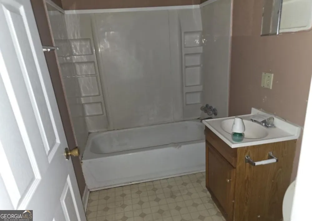 64 Henry ST Camilla, GA 31730