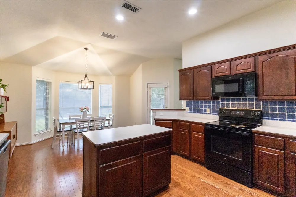 557 Willowview Drive Saginaw, TX 76179