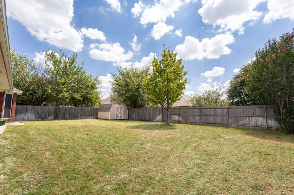 557 Willowview Drive Saginaw, TX 76179