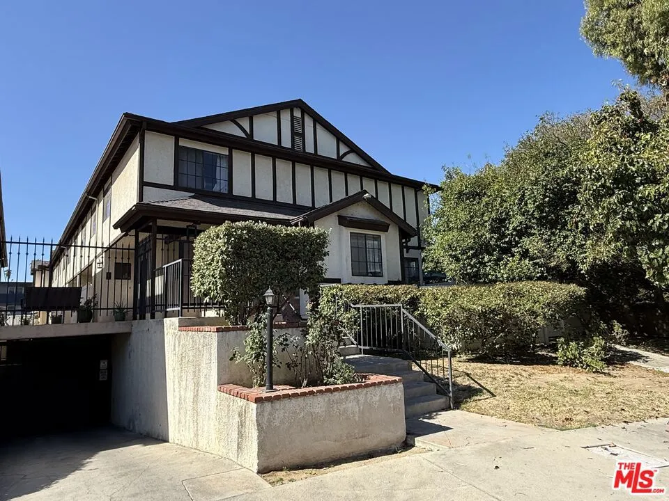 19620 Wyandotte Street #2 Los Angeles, CA 91335