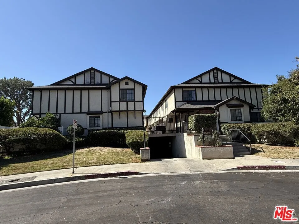 19620 Wyandotte Street #2 Los Angeles, CA 91335