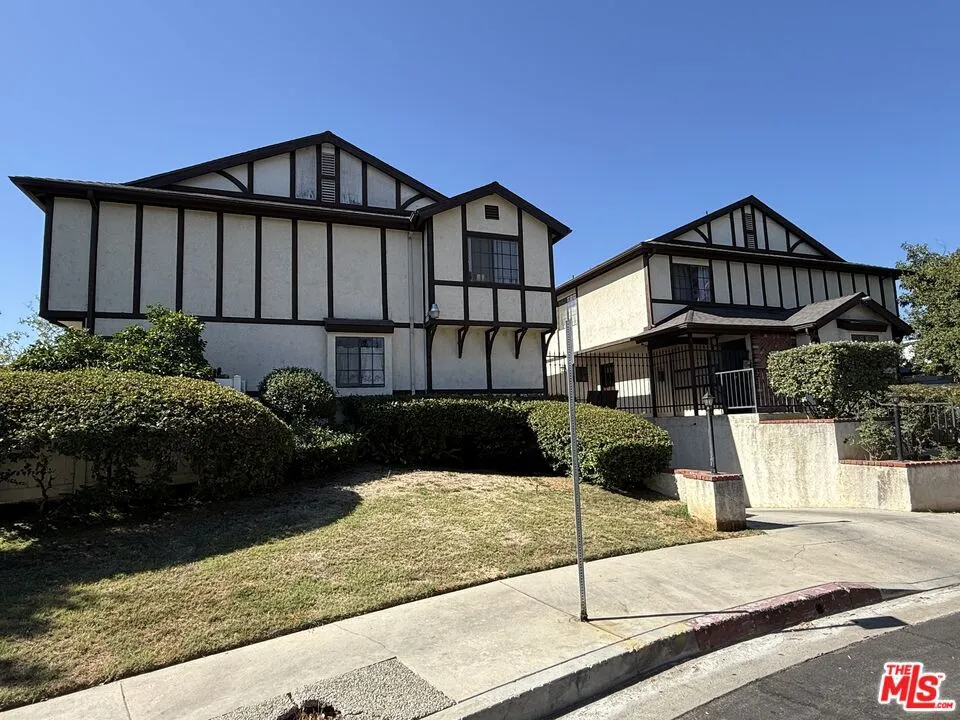 19620 Wyandotte Street #2 Los Angeles, CA 91335