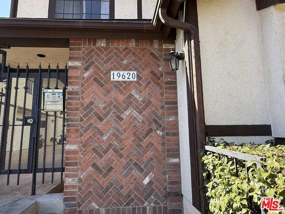19620 Wyandotte Street #2 Los Angeles, CA 91335