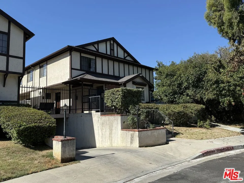 19620 Wyandotte Street #2 Los Angeles, CA 91335
