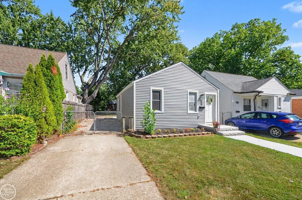 20925 Ridgemont Street Harper Woods City, MI 48225