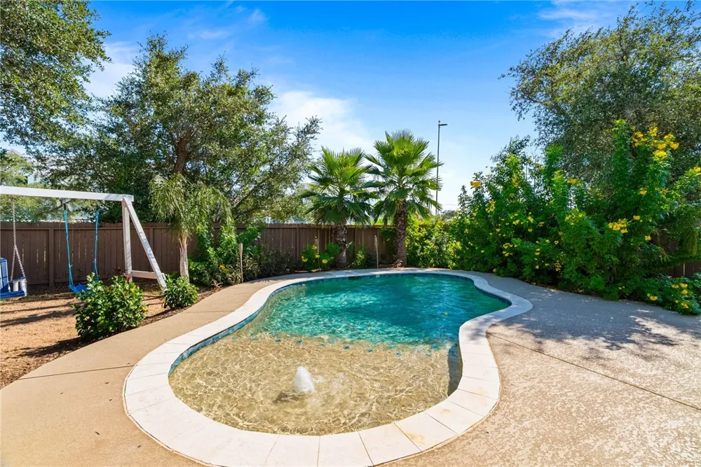 109 Shadow Moss Lane Rockport, TX 78382