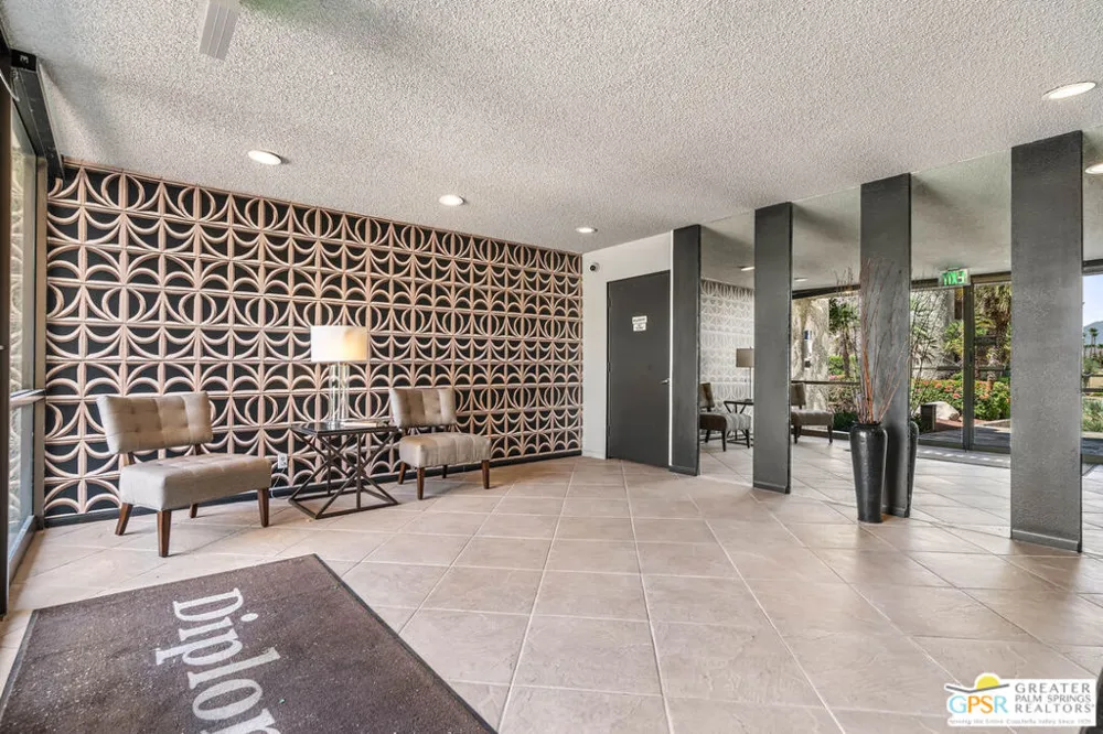 1660 S La Reina Way #1A Palm Springs, CA 92264