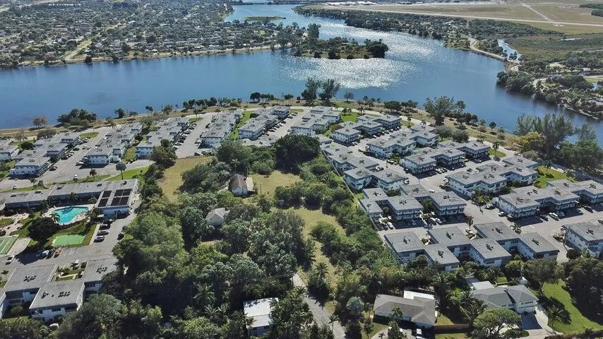3000 Lake Osborne Drive #111 Lake Worth, FL 33461