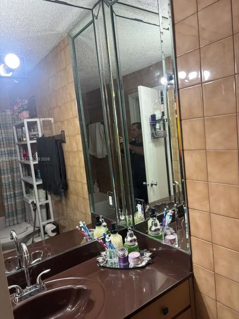 11 Olive Dr #F Hialeah, FL 33010