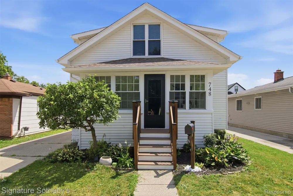 748 Ruffner Avenue Birmingham City, MI 48009