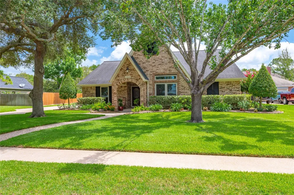 1603 White Wing Circle Friendswood, TX 77546