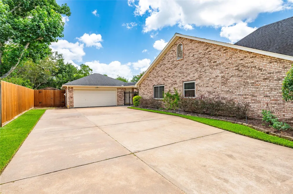 1603 White Wing Circle Friendswood, TX 77546