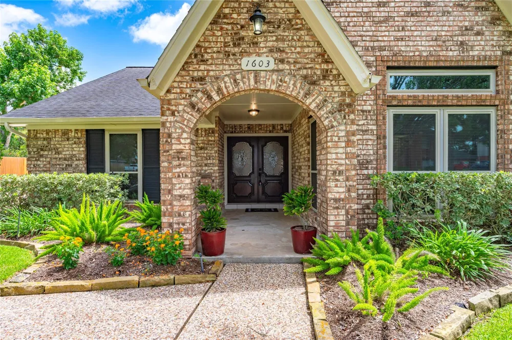 1603 White Wing Circle Friendswood, TX 77546