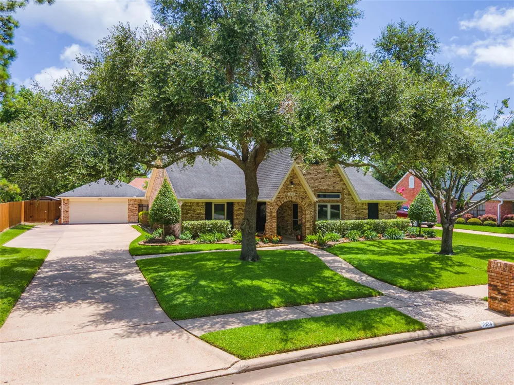 1603 White Wing Circle Friendswood, TX 77546