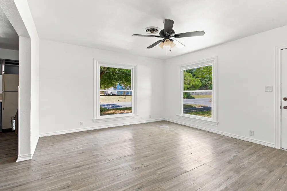 1031 Ritchey Street Gainesville, TX 76240