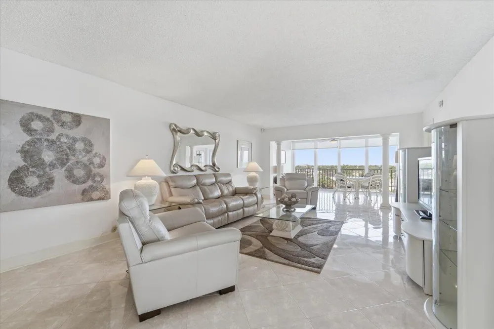 615 RIVERSIDE DRIVE #706 Pompano Beach, FL 33062