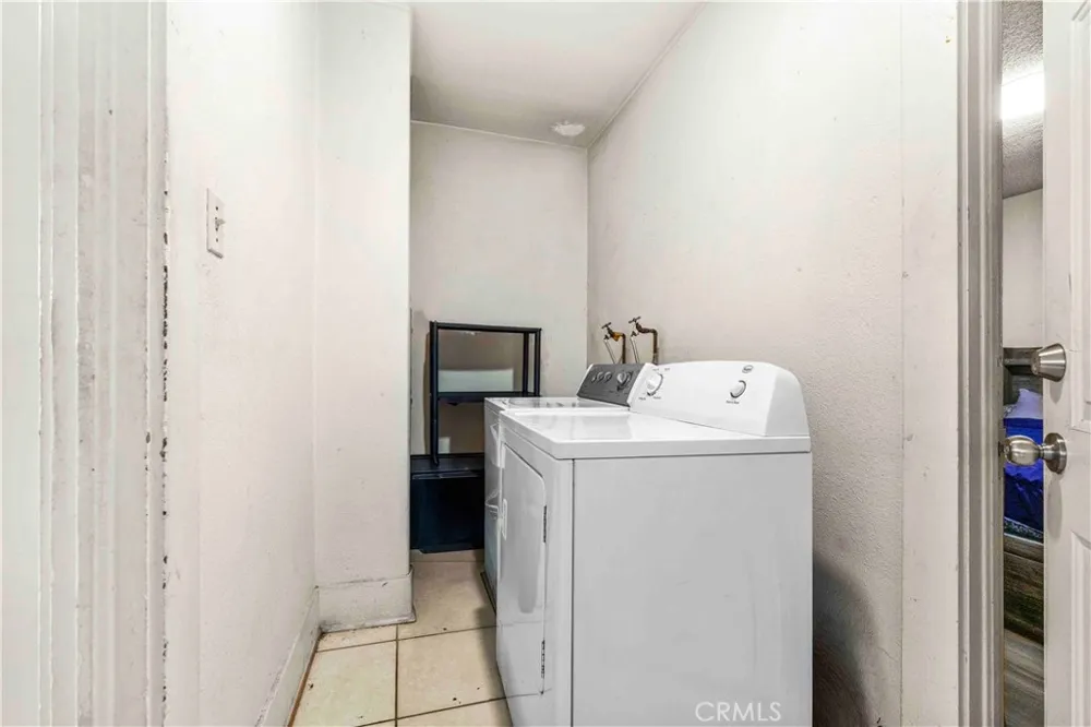 1012 Vina Long Beach, CA 90813