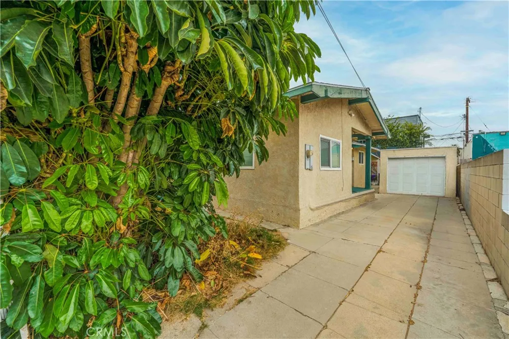 1012 Vina Long Beach, CA 90813
