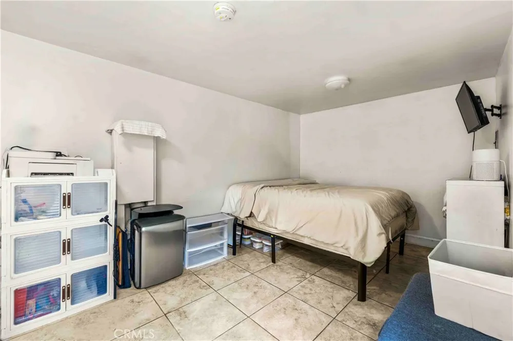 1012 Vina Long Beach, CA 90813
