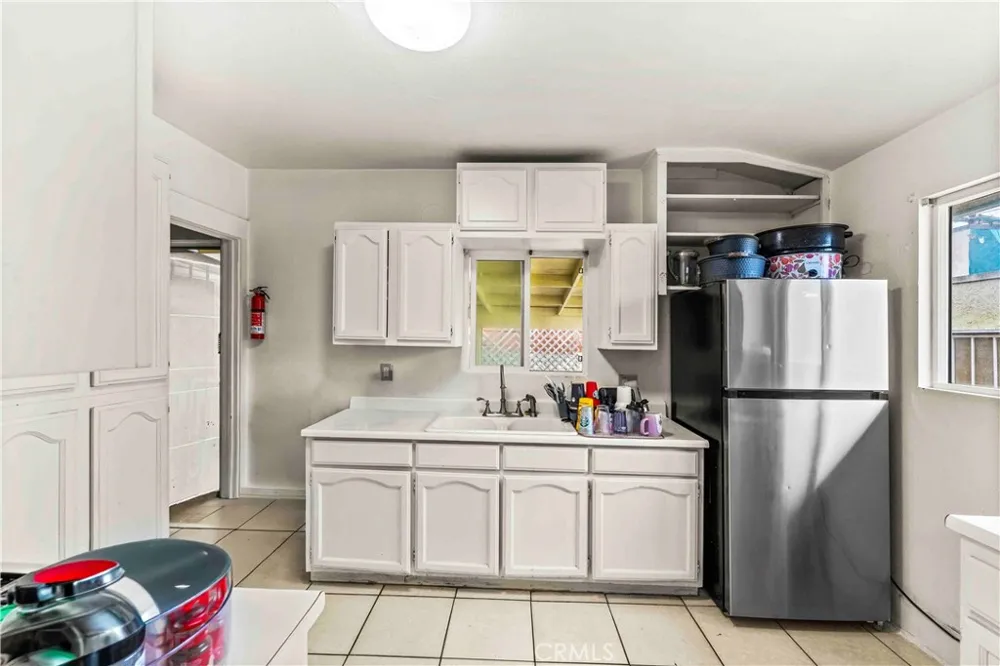 1012 Vina Long Beach, CA 90813