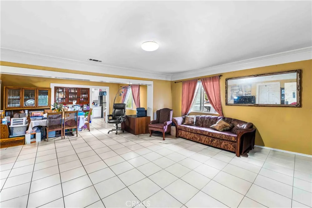 1012 Vina Long Beach, CA 90813
