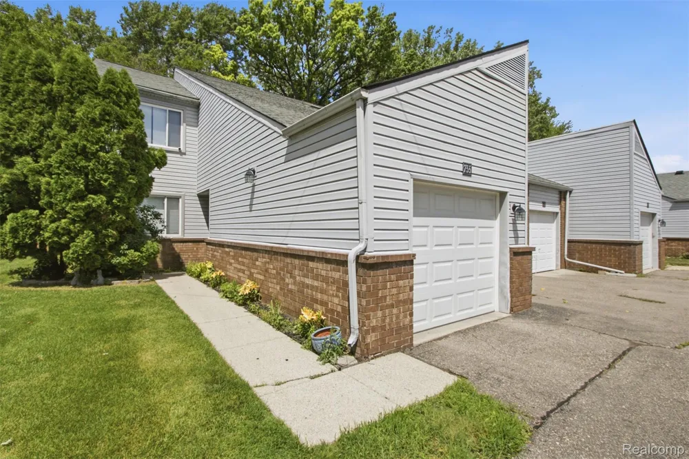 735 Claire Pointe Circle St Clair Shores City, MI 48081